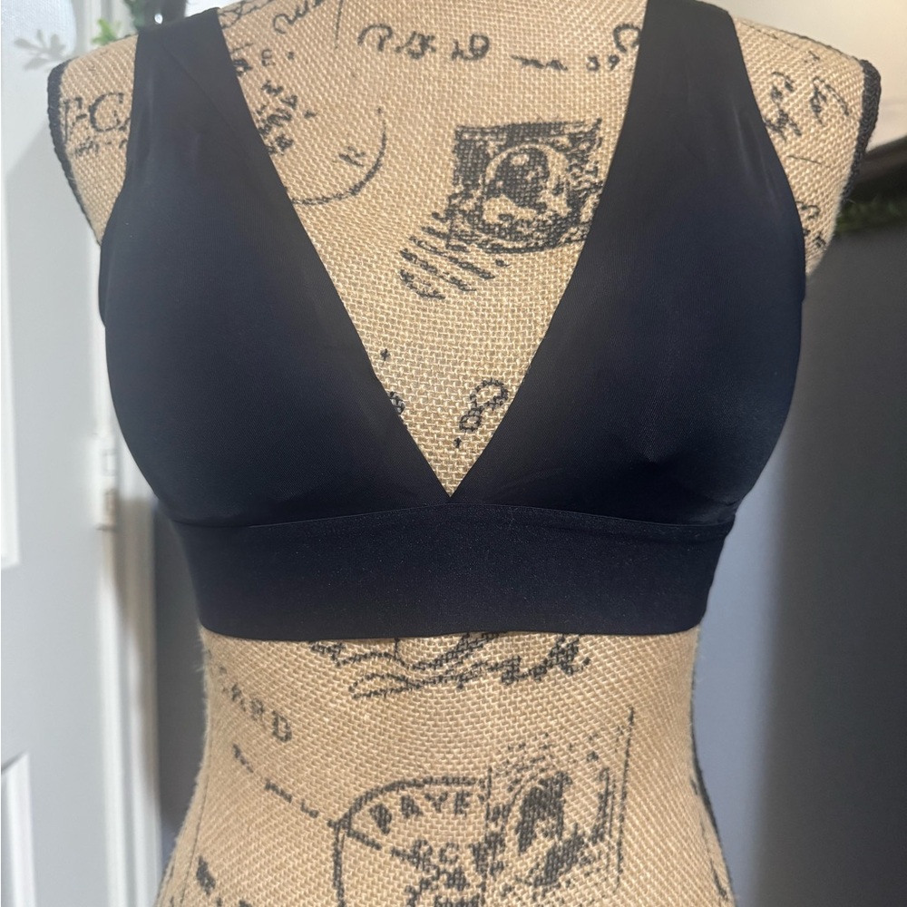 Black Deep V-Neck Bralette - Picture 7 of 8